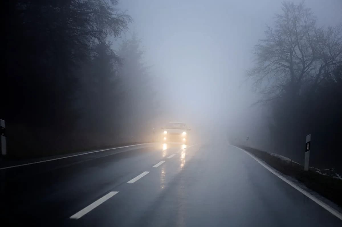 Fahrer aufgepasst! Gefährliche Straßen durch Nebel und Regen