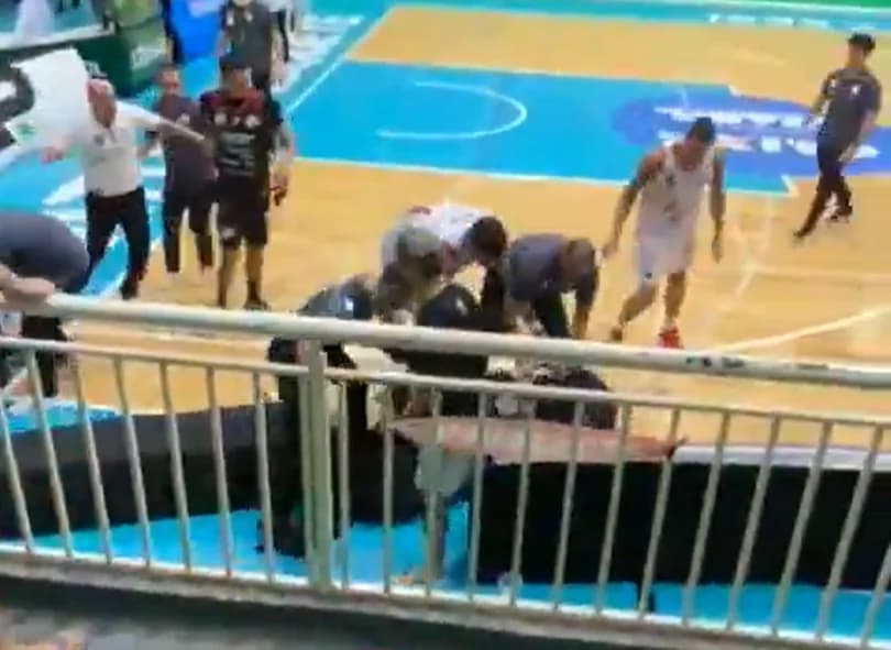 Schiedsrichter in Brasilien angegriffen: Fan-Invasion und Schläge (Video)