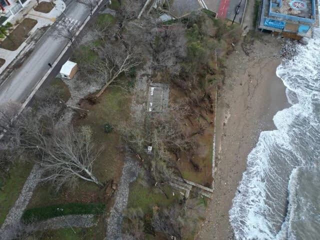 亚历山德鲁波利斯：雷暴下击暴流引发狂风