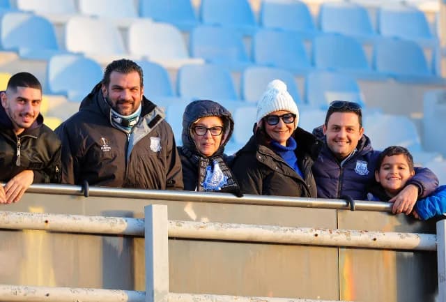 Fans im "Tassos Markou" Stadion für das ENP - Apollon Spiel (Fotos)