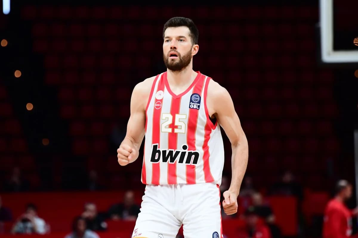 亚历克·彼得斯在对阵卡尔迪察的比赛中获得35分后被评为MVP