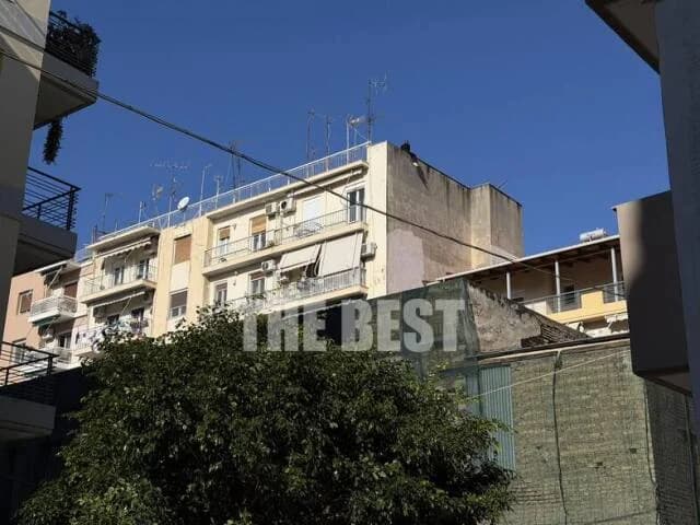 Patras: Frau droht mit Sprung von Dach – Zum Herunterkommen überredet