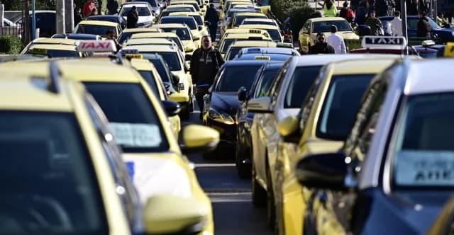 Continúa la huelga de taxis en Ática