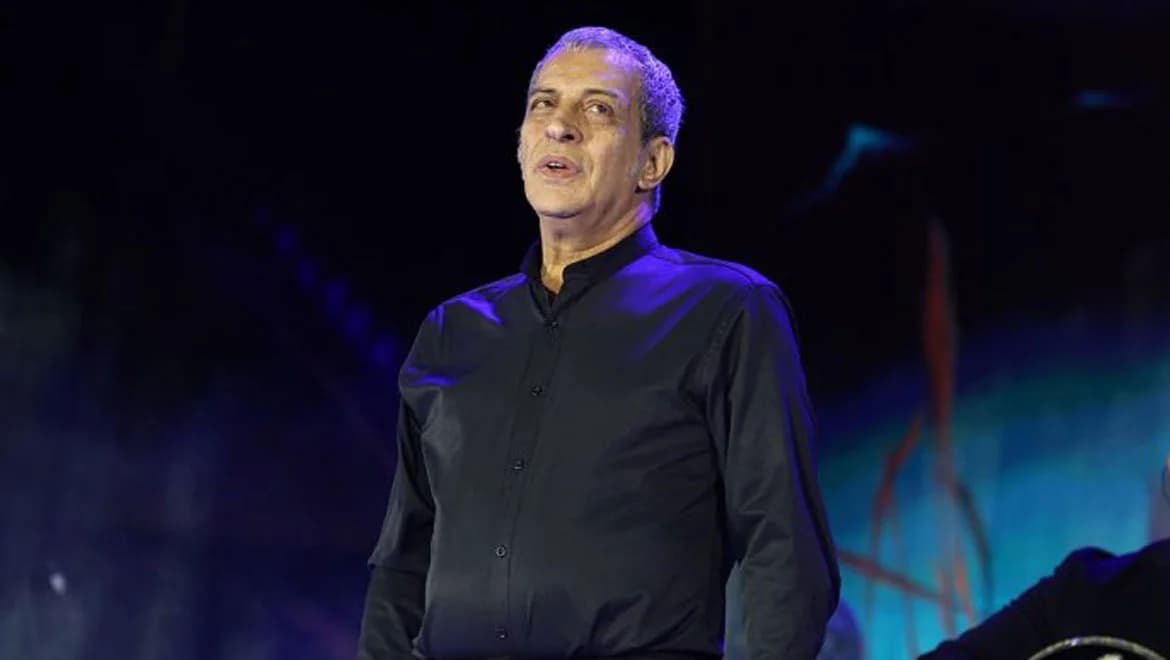 תמיס אדמנטידיס: חושף את מאחורי הקלעים של עזיבותיו