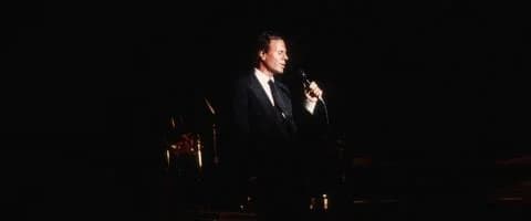 Julio Iglesias acusado de obligar a empleadas a someterse a pruebas de ETS