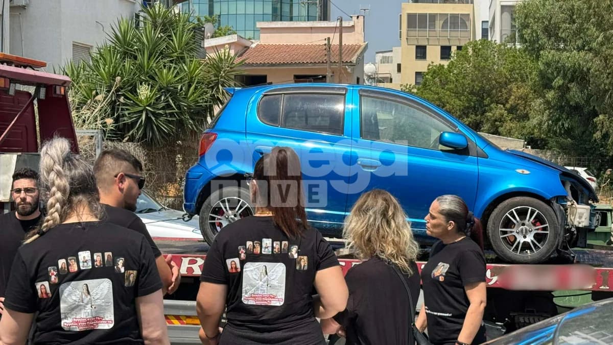 Verwandte und Freunde von Styliani Georgalli transportieren ihr Auto zum 'Rückruf'