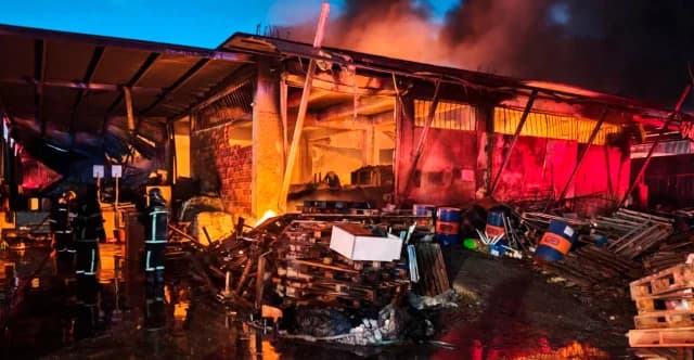 Incendio en fábrica de plásticos en Menidi: 112 activado