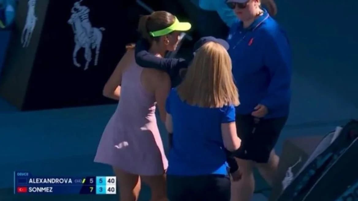 Zeynep Sonmez Detiene Partido para Ayudar a Recogepelotas en el Abierto de Australia