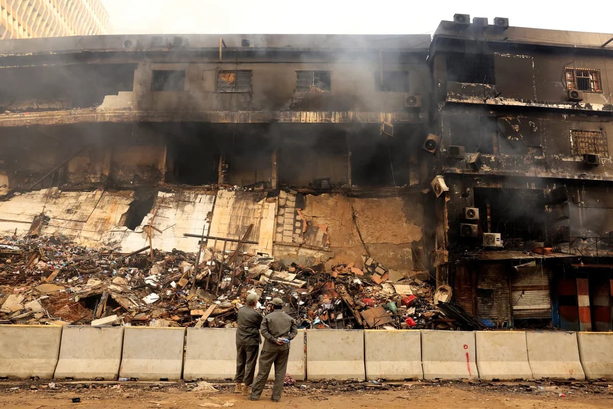 Pakistán: Once muertos y decenas de desaparecidos en incendio en Karachi