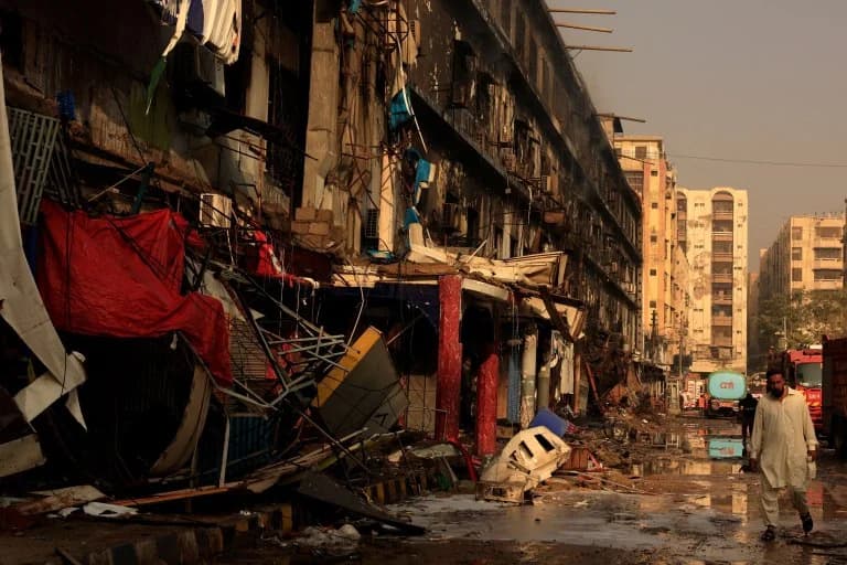 Pakistán: Incendio en centro comercial deja 11 muertos y más de 60 desaparecidos