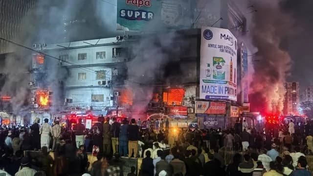 Pakistán: 11 muertos y decenas de desaparecidos tras incendio en centro comercial de Karachi
