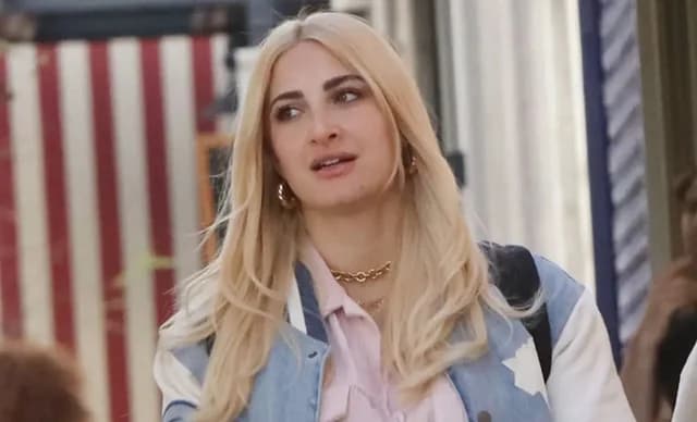 Ioanna Touni: Proyección de video rosa y actualización del juicio