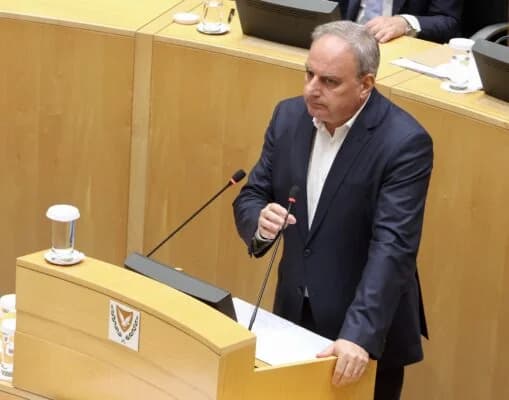 AKEL: Verantwortung der Regierung für Energieprojekte in Vasiliko