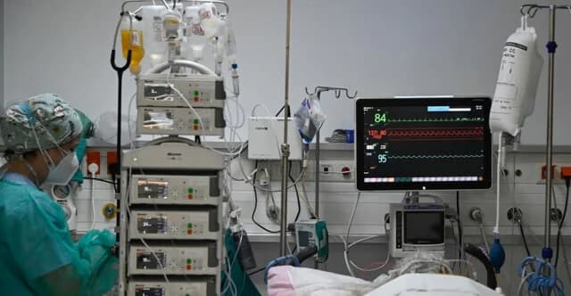 התפתחות חיובית: רופאה בת 25 עם דלקת קרום המוח שוחררה מטיפול נמרץ