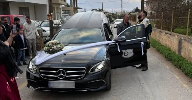 Bräutigam kommt in Leichenwagen zur Kirche in Heraklion, Kreta