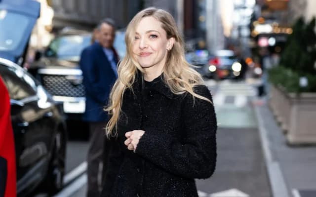 Amanda Seyfried pairs jeans with stylish shoe trend