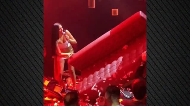 Anastasia: Cliente Lanza Sofá al Escenario Durante Actuación – Video