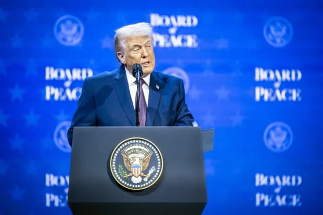 טראמפ: סימן כחול על היד והסברים לגבי אספירין בדאבוס