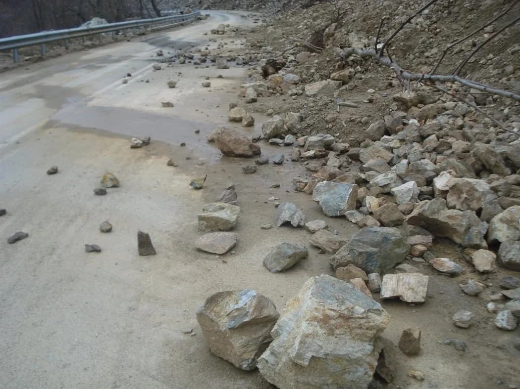Landslides on Dangerous Roads: Caution Advised!