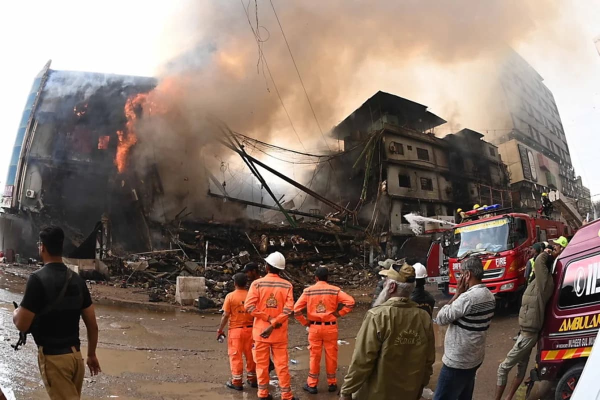 Incendio en centro comercial de Pakistán: Al menos 67 muertos