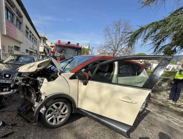 Agrinio: Coche choca contra un árbol frente a una escuela primaria