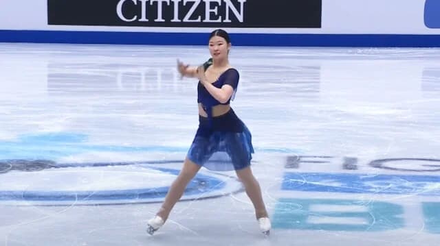Patinadora china actúa con "Asteromata" en campeonato