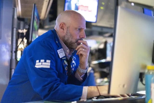 Wall Street: Nervous Week Ends with Tech Support