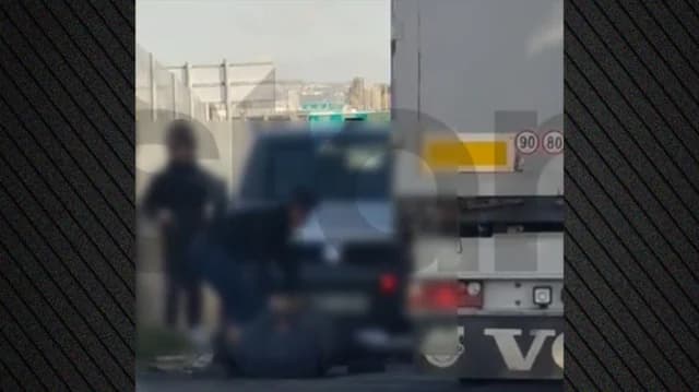 Fahrer prügeln sich in Lykovrisi um Vorfahrt