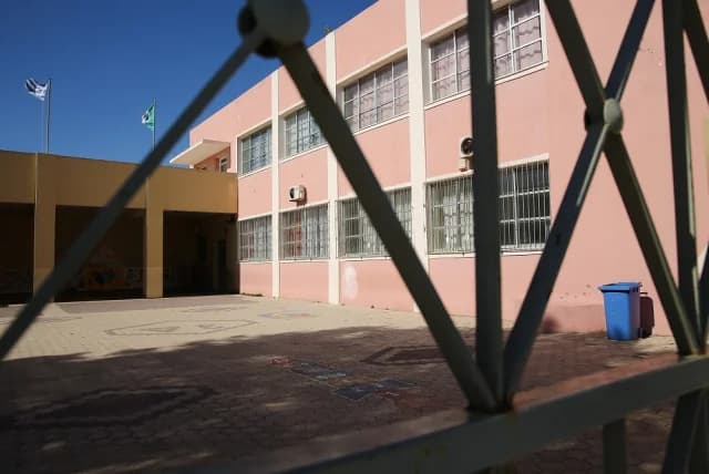 Galatsi: 14-Jähriger nach Feuerwerkskörpern in Schule mit Verbrennungen im Krankenhaus