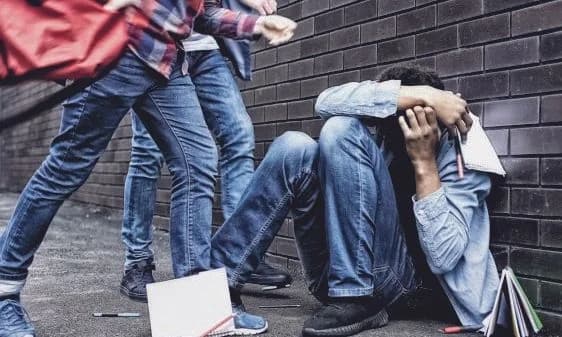 Άλιμος: Άγριος ξυλοδαρμός 13χρονου από ομάδα ανηλίκων