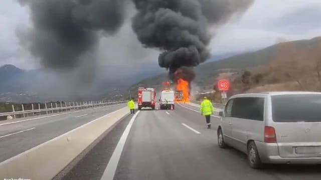 Φορτηγό τυλίχθηκε στις φλόγες στην Εγνατία Οδό