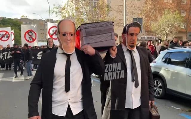 Sevilla-Fans protestieren mit Sarg gegen die Leistung des Teams