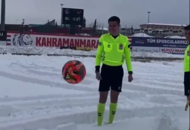 Türkei: Schiedsrichter testet Ball im Schnee – Video