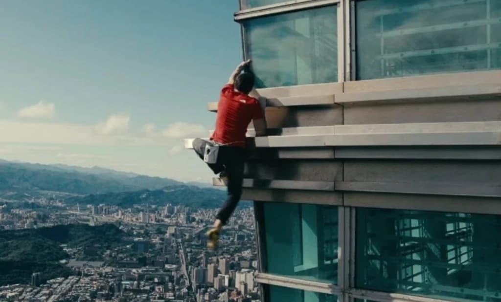 Alex Honnold escala rascacielos sin cuerdas en Netflix