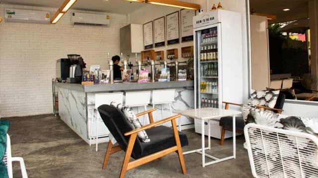 Multifunktionale Geschäfte verändern Athen: Wein, Schallplatten, Pizza und Pflanzen