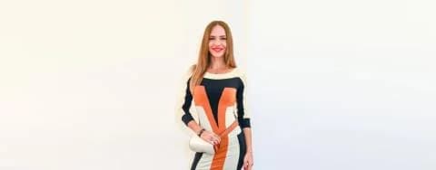 Nikoletta Karra 在歌舞表演 #Medousses 中以钢管舞令人印象深刻