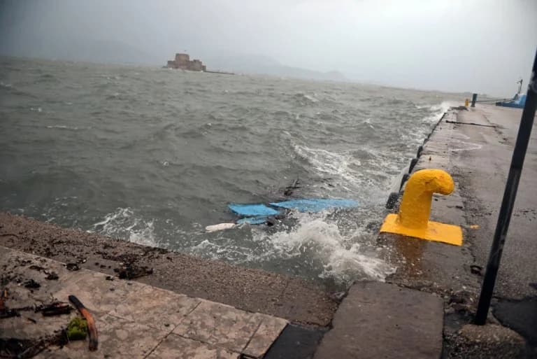 Piraeus Port Closed Due to Strong Winds – Ferry Cancellations