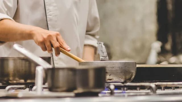 Σουηδία: Αναζητούνται σεφ για το καλοκαίρι του 2026 με μισθό έως 2.800 ευρώ