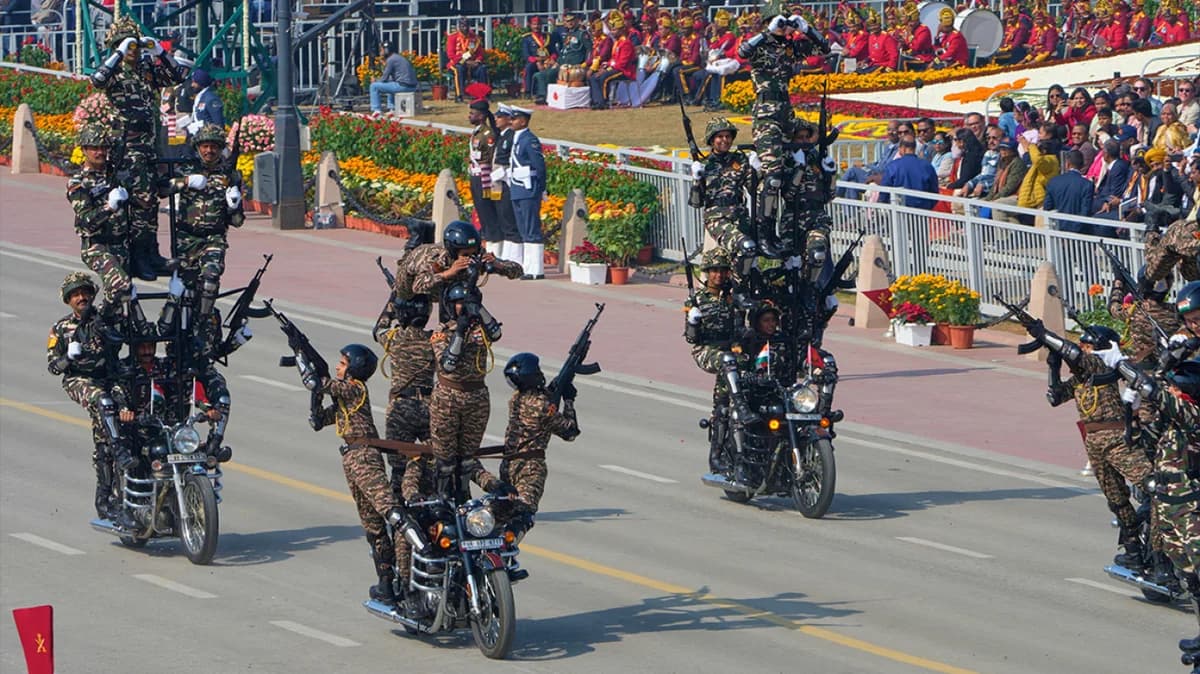 Espectacular desfile en India: Pirámides humanas y acrobacias en motocicleta