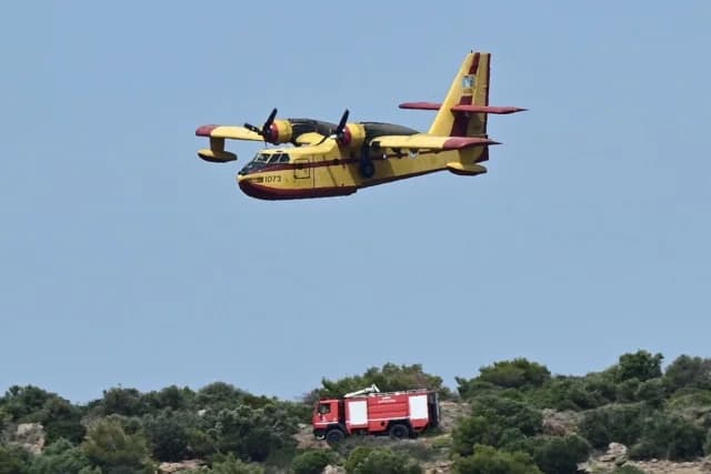 Feuer in einem land- und forstwirtschaftlichen Gebiet in Monemvasia – Löscharbeiten im Gange