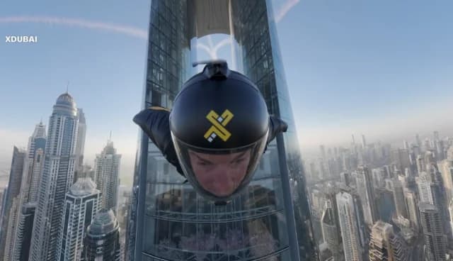 Atemberaubendes Video: Skydiver fliegt durch das 'Nadelöhr' im Ciel Dubai Marina