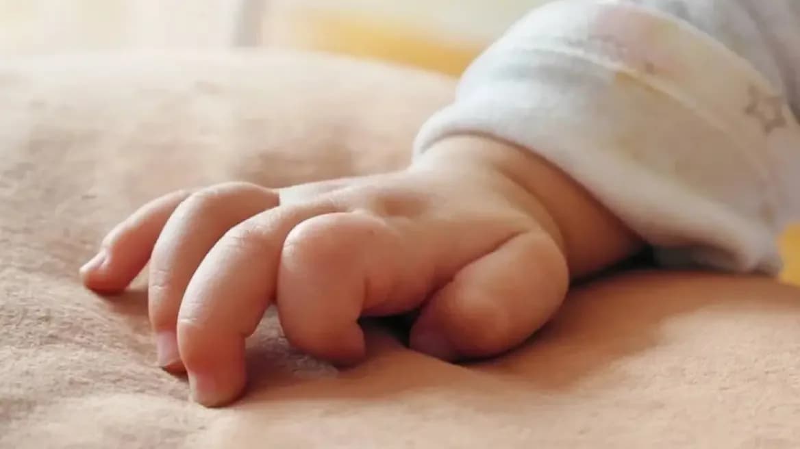 Vater wegen Gewalt verhaftet: Drei Monate altes Baby in ernstem Zustand
