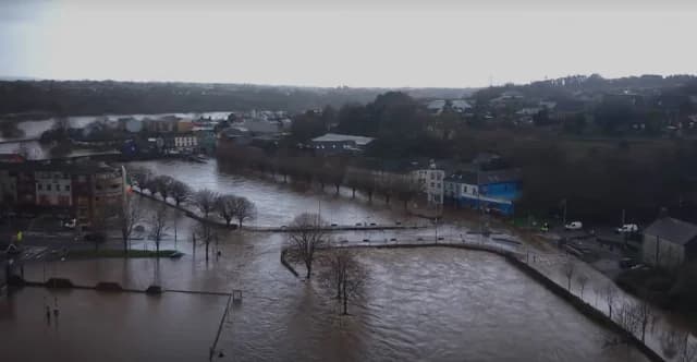 Tormenta Chandra: Rescates, Inundaciones y Miles Sin Electricidad en Irlanda