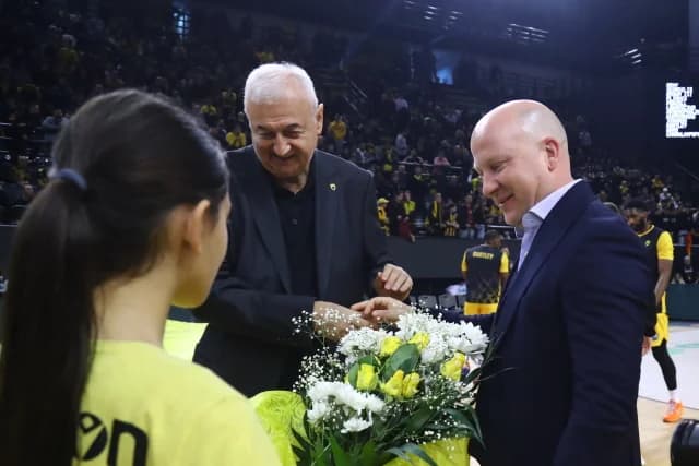 Marko Nikolić und AEK-Fußballspieler besuchen Basketballspiel gegen Alba Berlin