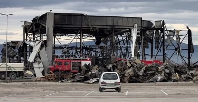 Trikala: Continúan los vertidos de agua en la destruida fábrica de Violanta