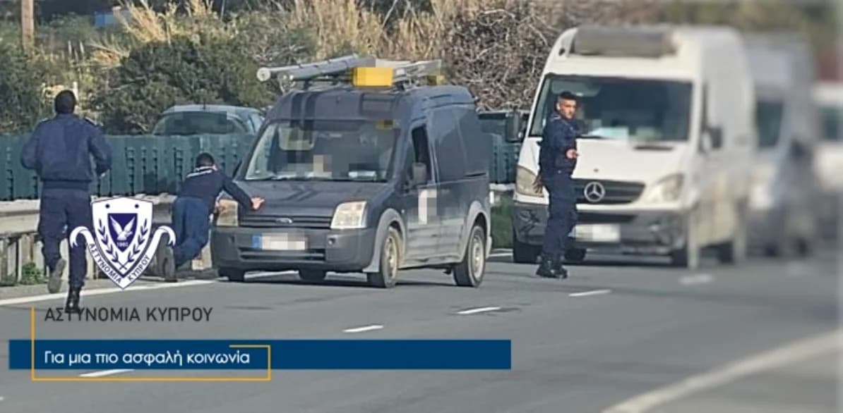 Polizeischüler helfen Fahrer auf der Autobahn Nikosia-Limassol