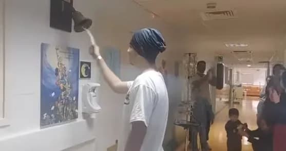 儿童肿瘤科的感动时刻：帕夫洛斯敲响胜利之钟