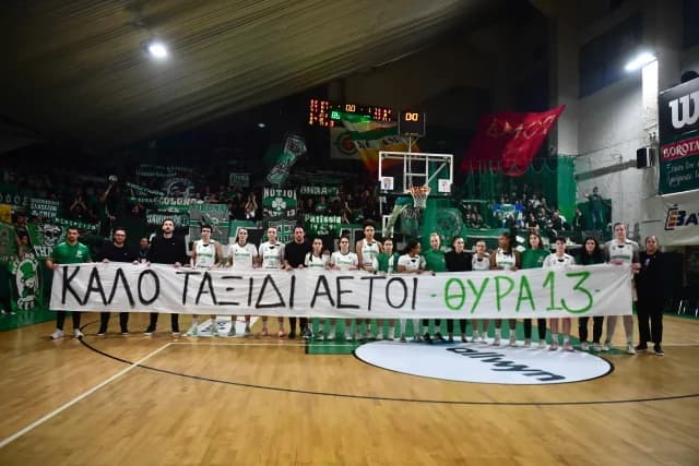 Panathinaikos: Jugadoras de baloncesto levantan pancarta por los aficionados del PAOK fallecidos en la tragedia