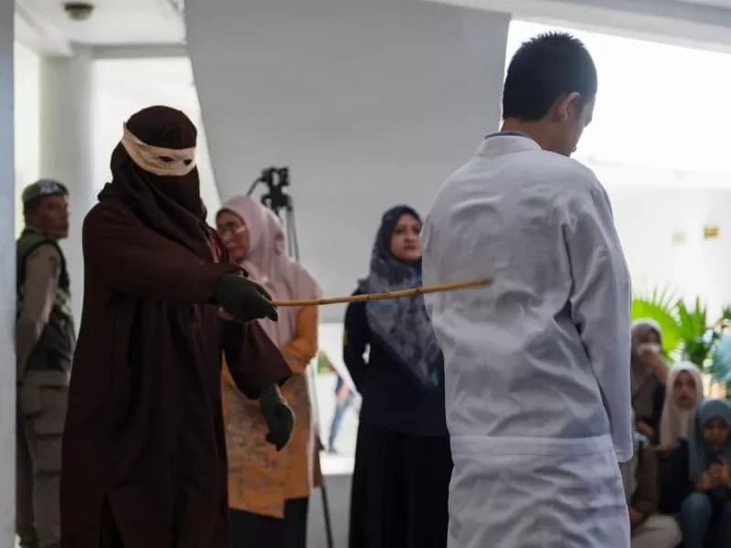 Indonesia: Pareja azotada públicamente por adulterio – Mujer se desmaya