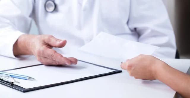 Αναβολή δίκης για καρδιοχειρουργό στη Λάρισα για υπόθεση «φακελακίου»